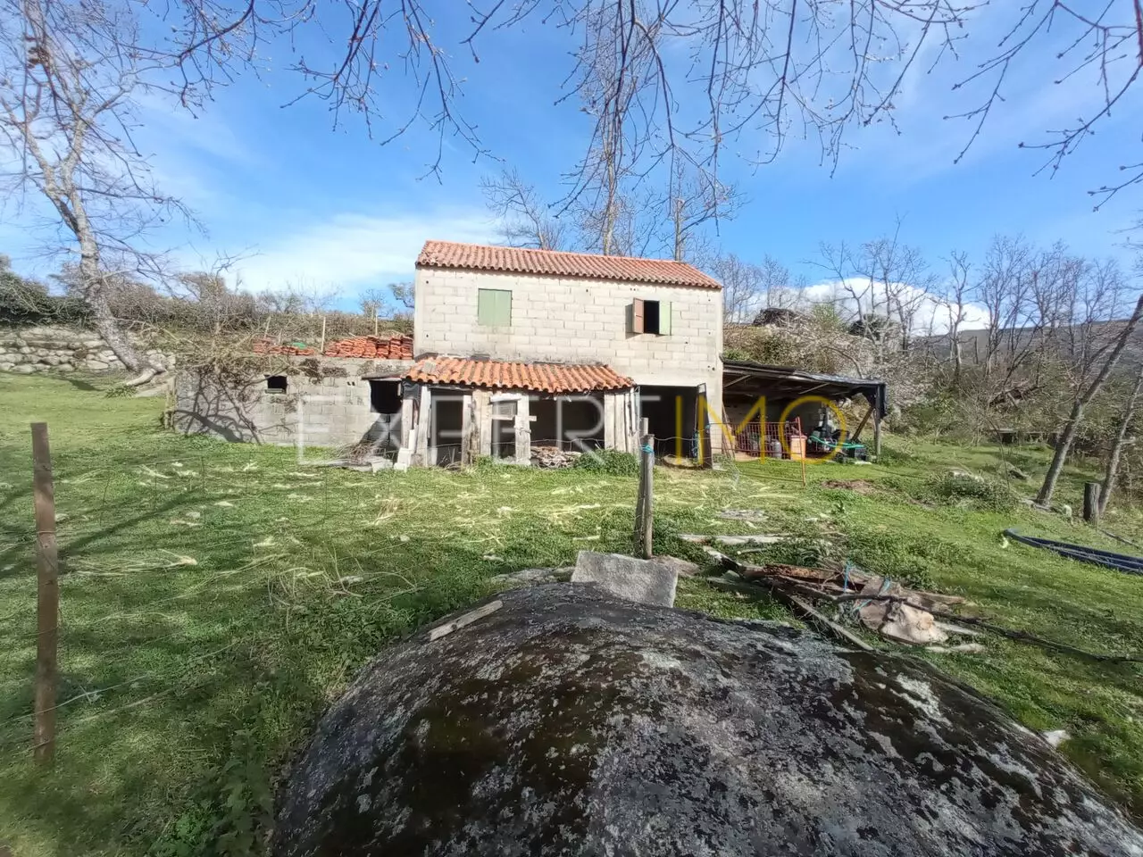 (13)QUINTA RURAL 2,269380 HECTARES, típica quinta portuguesa com casa para reconstrução, pastos verdejantes e árvores de fruto