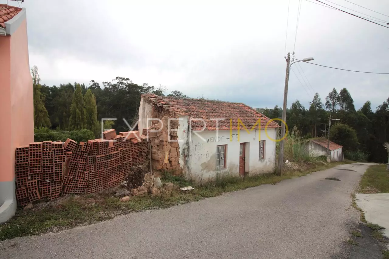 (2)Moradia para reconstrução em Alcobaça