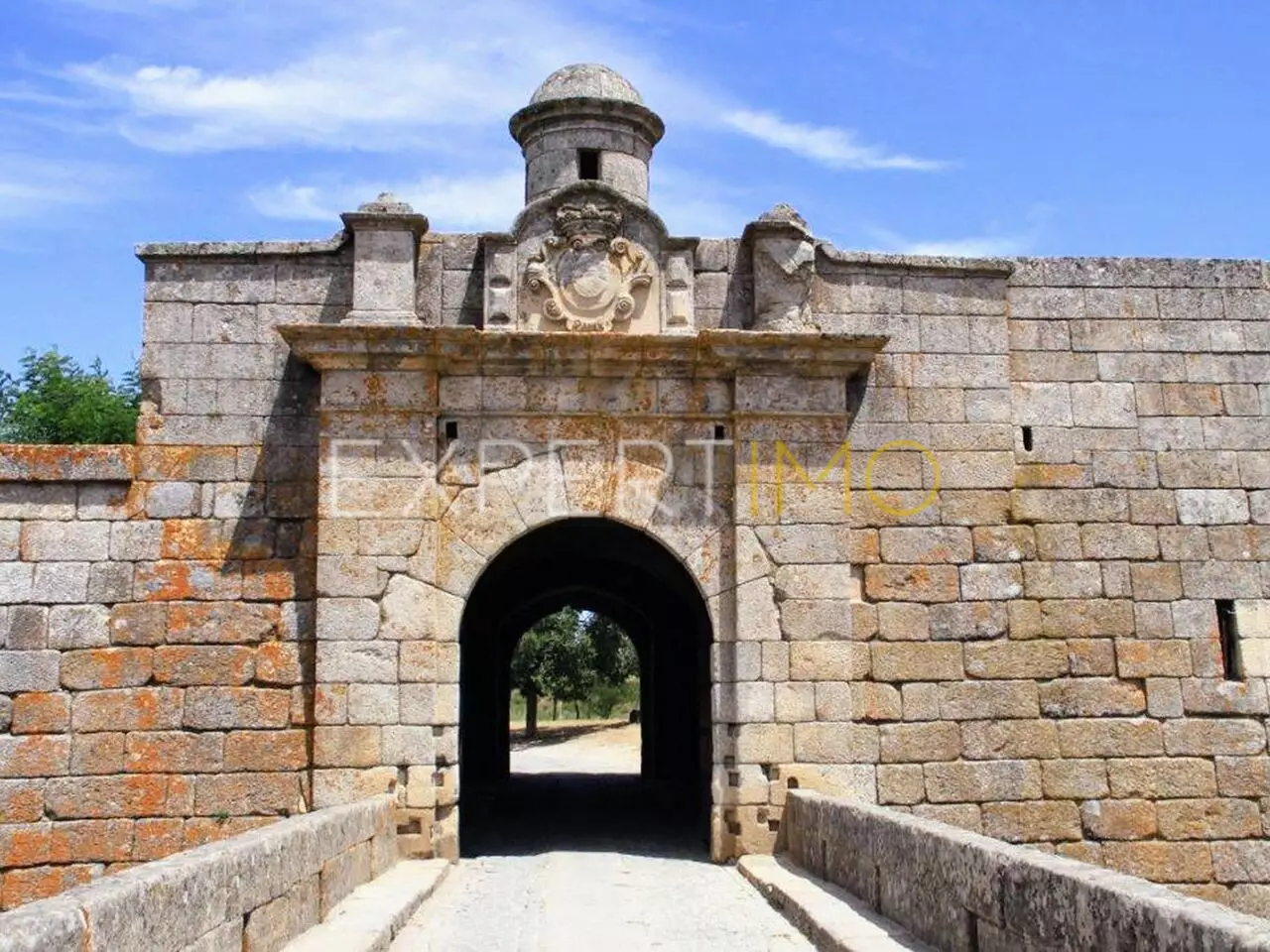 (12)TERRENO PARA CONSTRUÇÃO, com 800 metros quadrados às portas da Vila Histórica de Almeida